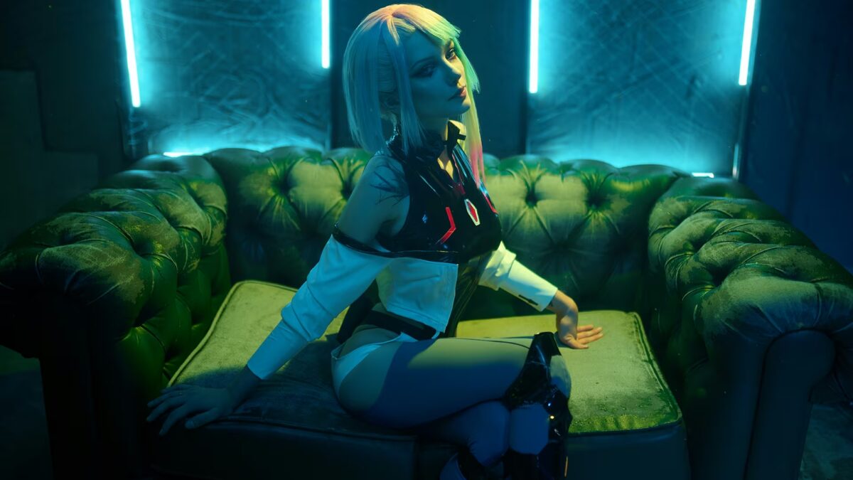 Модель Люси из аниме Edgerunners в косплее Cyberpunk на диване