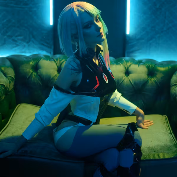 Модель Люси из аниме Edgerunners в косплее Cyberpunk на диване