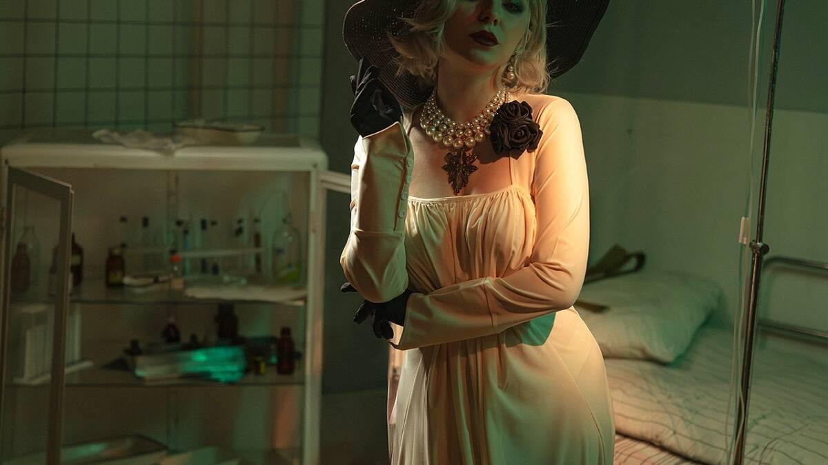 Женщина в длинном платье с ожерельем и черной шляпой Косплей Грейс Эшкрофт из Resident Evil Requiem — Dear Iris