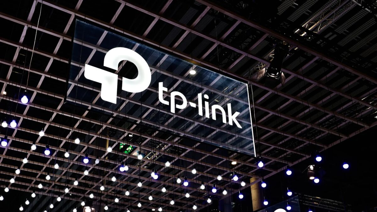 Логотип TP-Link на светящейся панели потолка