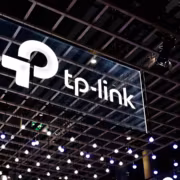 Логотип TP-Link на светящейся панели потолка