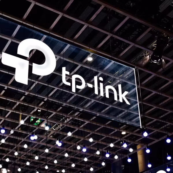 Логотип TP-Link на светящейся панели потолка