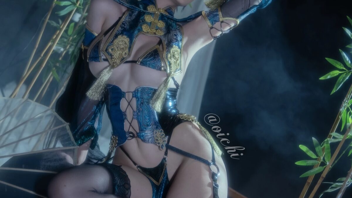 Oichi в образе Евы из Stellar Blade косплей с темным фоном и бамбуковыми растениями