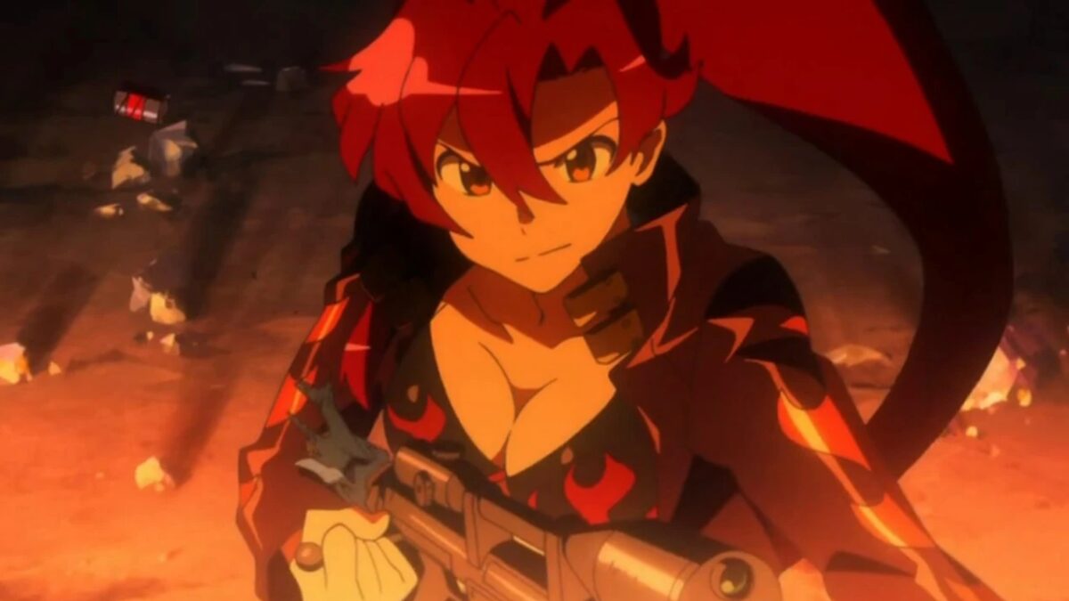 Девушка в косплей Йоко Литтнер из аниме Гуррен-Лаганн с оружием и огненным фоном