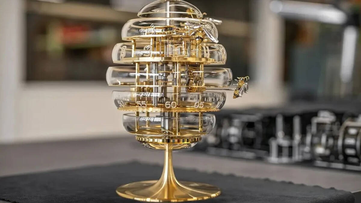 Настольные часы Chopard в форме улья из стекла и металла золотого цвета