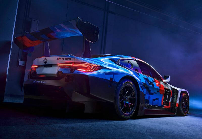Гоночная машина BMW M4 GT3 с аэродинамическим крылом