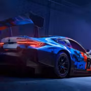 Гоночная машина BMW M4 GT3 с аэродинамическим крылом