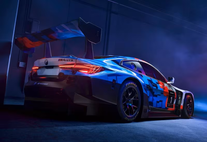 Гоночная машина BMW M4 GT3 с аэродинамическим крылом