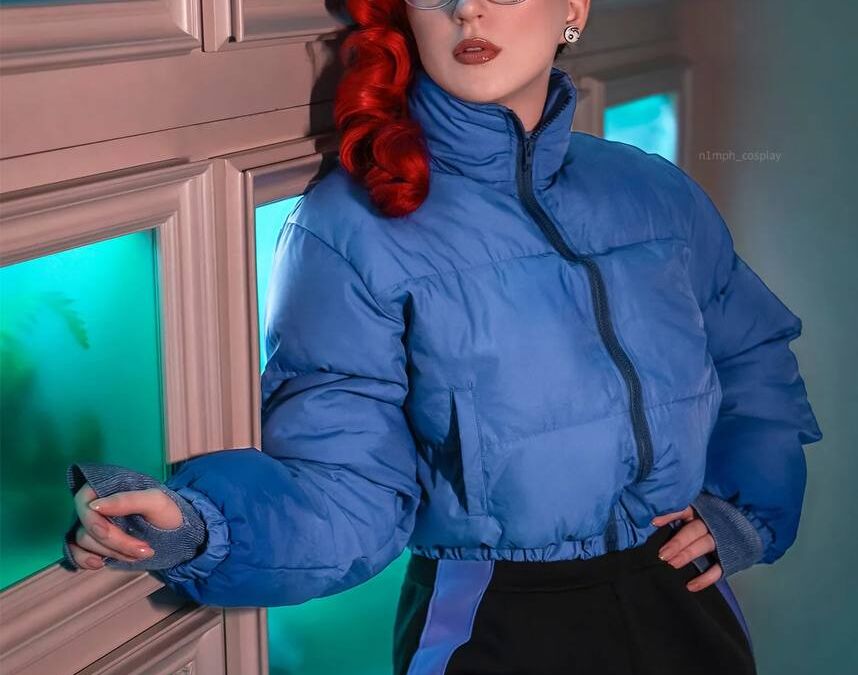 Модель в косплей Анастасии Назаровой из Atomic Heart в синей куртке и очках