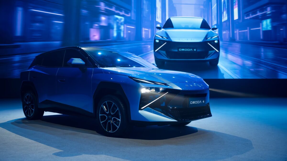 Два электромобиля Omoda 4 на выставке tion
