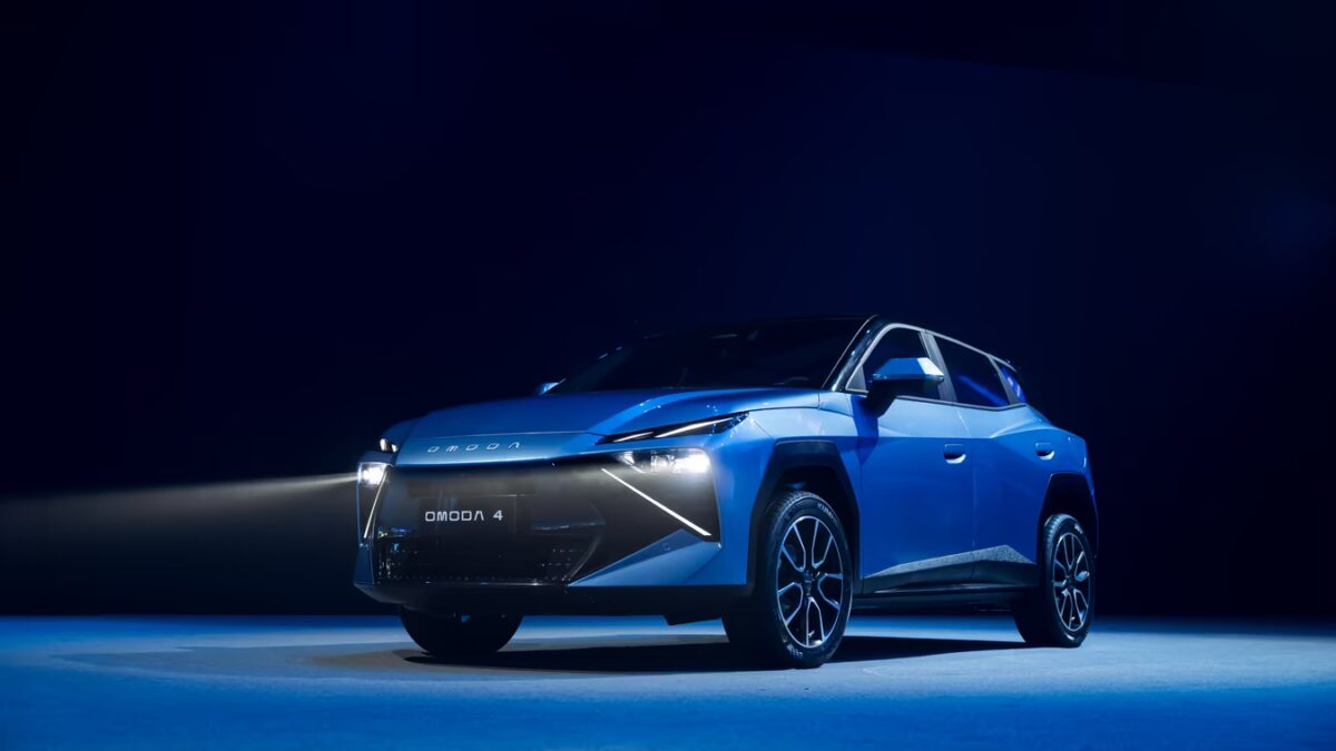 Электромобиль Omoda 4 на сцене в темноте