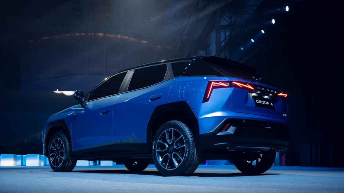 Электромобиль Omoda 4 в синем цвете на сцене
