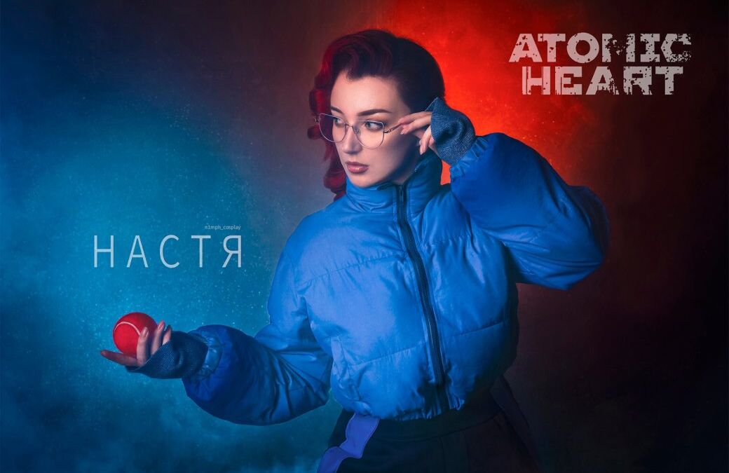 Косплей Анастасии Назаровой из Atomic Heart в синей куртке