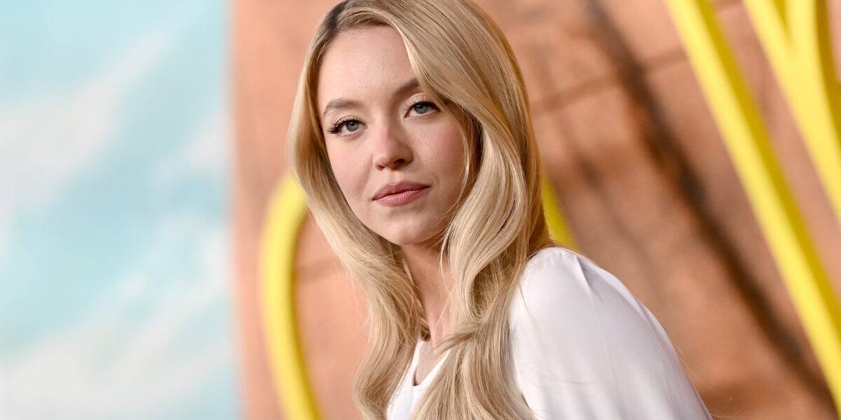 Сидни Суини в белой рубашке в студии HBO Max