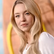 Сидни Суини в белой рубашке в студии HBO Max