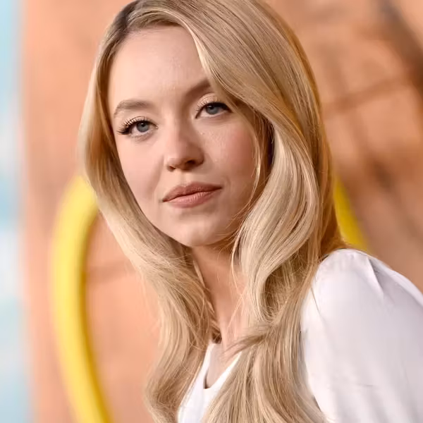 Сидни Суини в белой рубашке в студии HBO Max