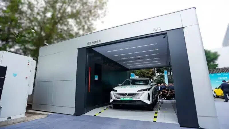 Электромобиль в зарядной станции CATL Shenxing