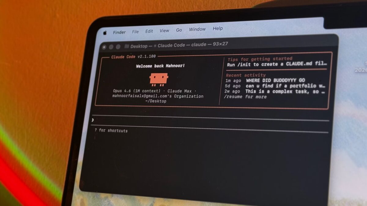 экран MacBook с темным интерфейсом Claude Code