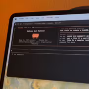 экран MacBook с темным интерфейсом Claude Code