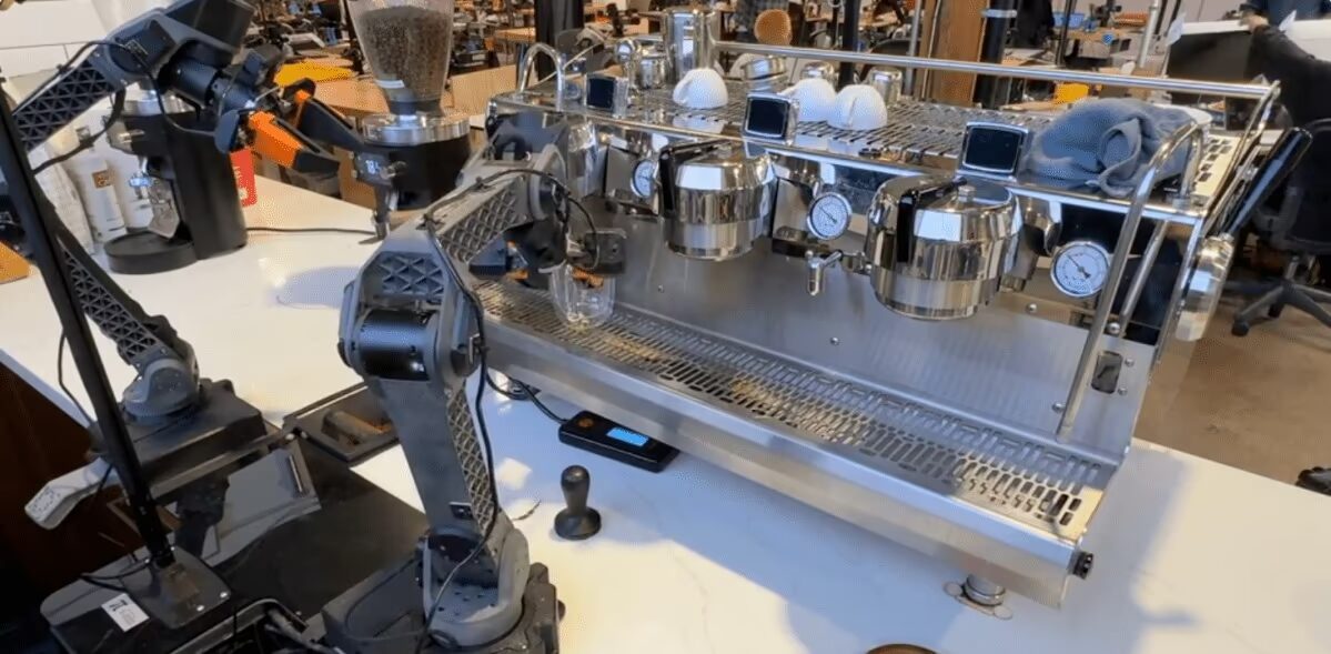 Робот π0.7 от Physical Intelligence у станка для эспрессо