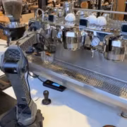 Робот π0.7 от Physical Intelligence у станка для эспрессо