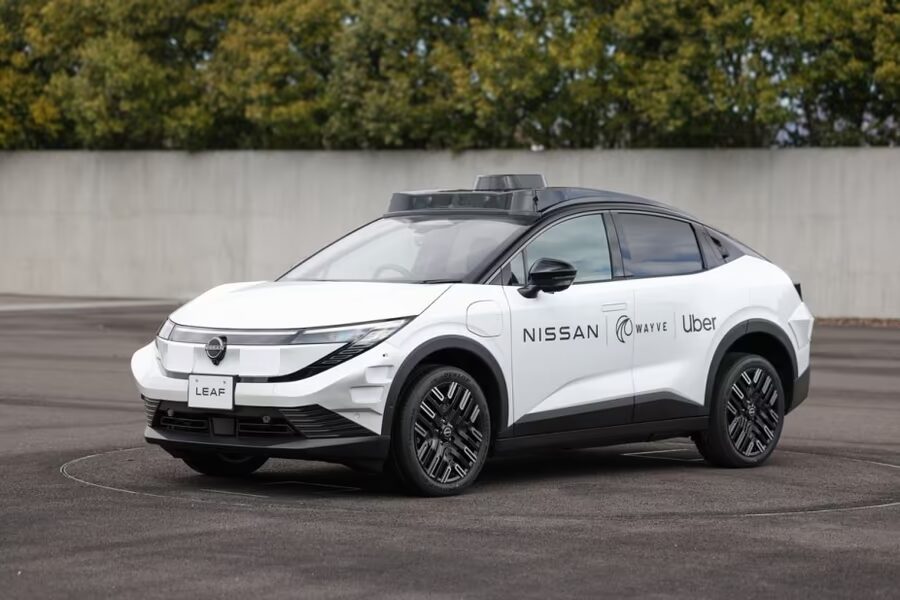 Электромобиль Nissan Leaf Uber и Wayve на дороге