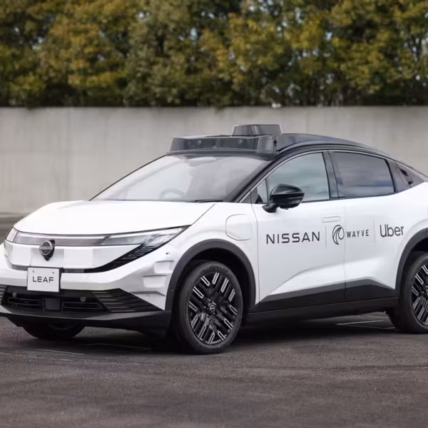 Электромобиль Nissan Leaf Uber и Wayve на дороге