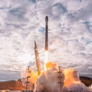 Ракета запускается с космодрома Falcon 9 впервые в России