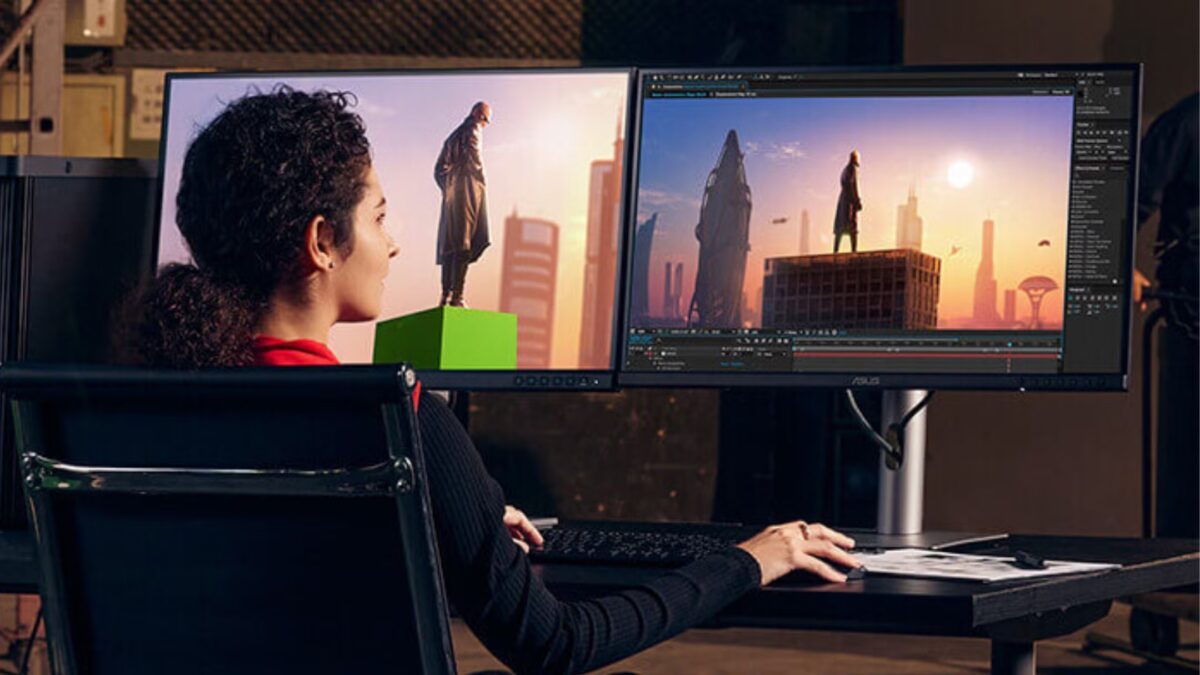 женщина за компьютером с двумя мониторами Asus ProArt 6K