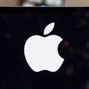 Экран MacBook с логотипом Apple на чёрном фоне