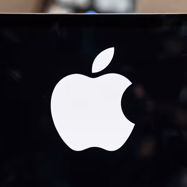 Экран MacBook с логотипом Apple на чёрном фоне