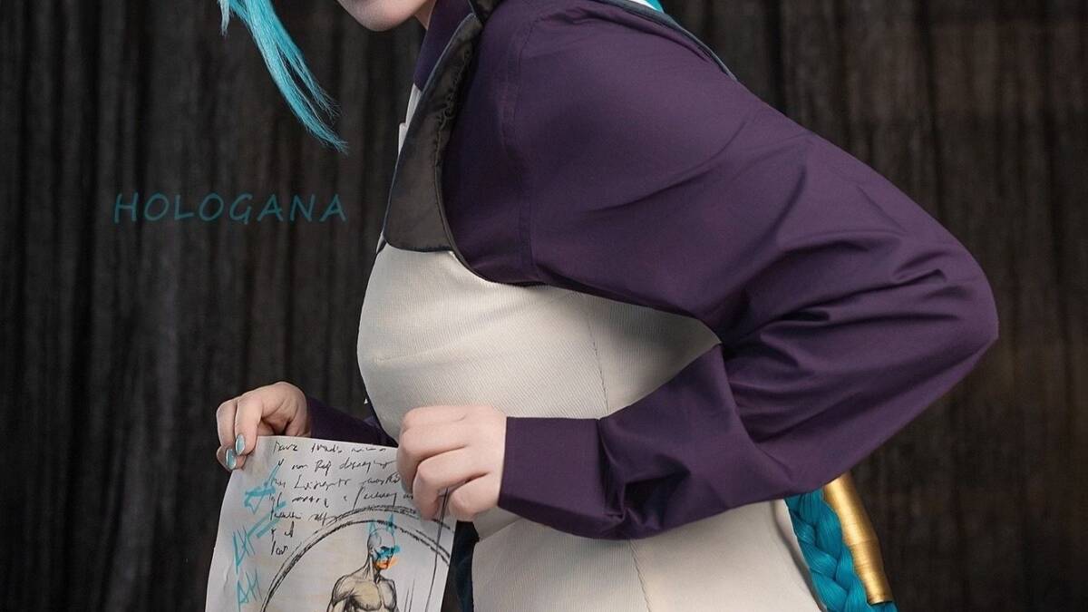 Косплей Джинкс из Пилтоверской Академии hologana