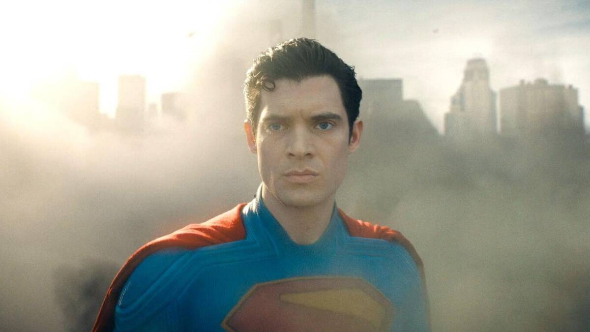 Кадр с Джеймсом Ганном в костюме Супермена