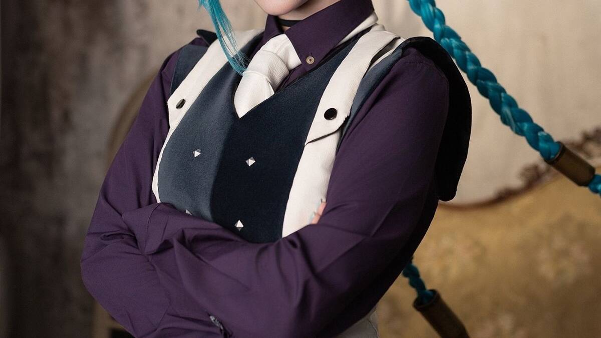 Джинкс из Аркейна в костюме Пилтоверской Академии hologana