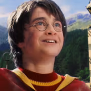 Джеймс Мэрдекайн в очках на фоне гор и лесов