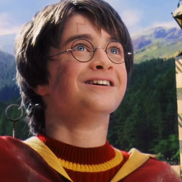 Джеймс Мэрдекайн в очках на фоне гор и лесов