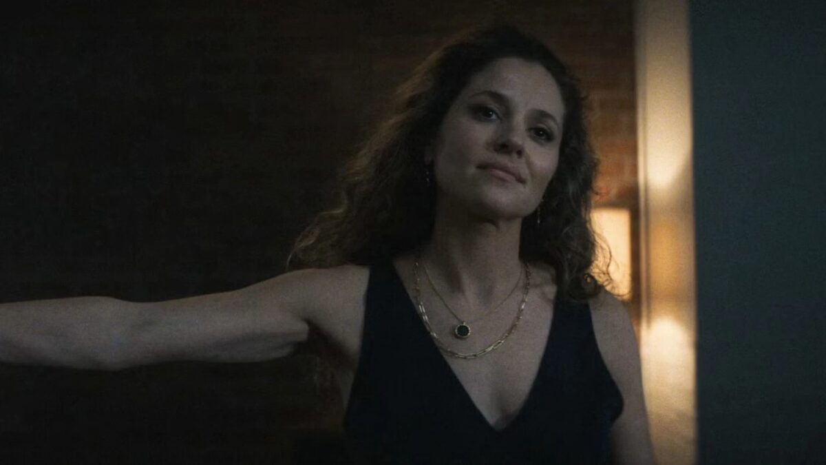 Женщина в чёрном платье и золотых украшениях Хизер Гленн