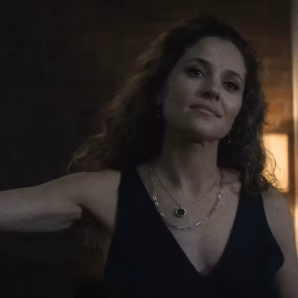 Женщина в чёрном платье и золотых украшениях Хизер Гленн