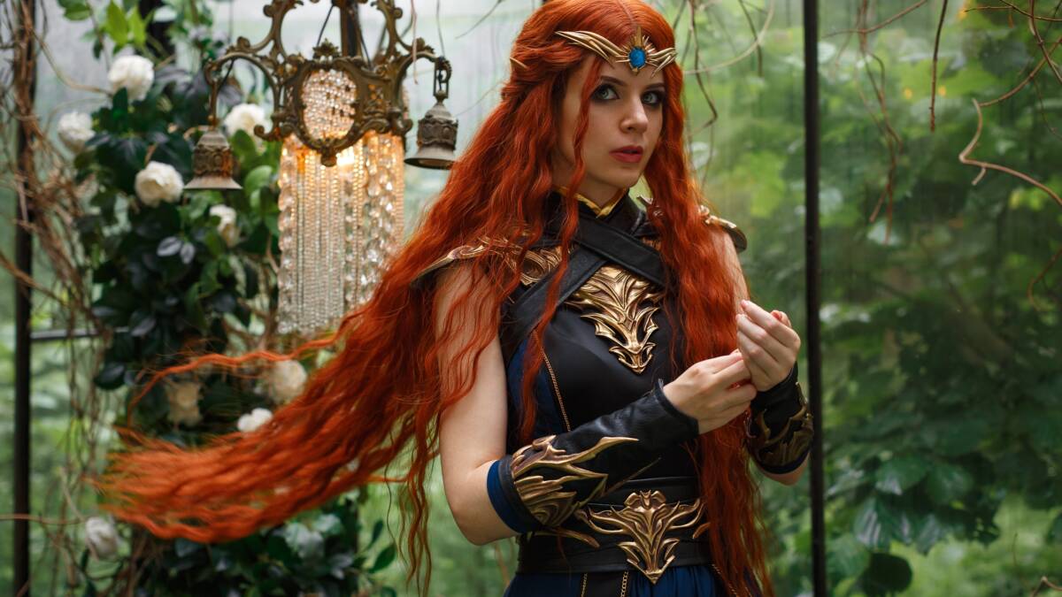 Косплей чародейки из Baldur’s Gate 3 от Aneli Art с длинными вьющимися рыжими волосами и украшением на голове