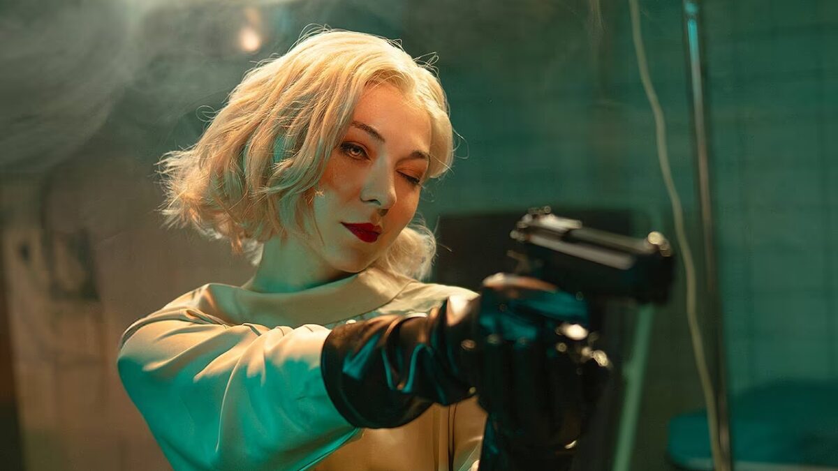 Косплей Грейс Эшкрофт из Resident Evil Requiem Dear Iris в костюмах нуар и Dimitrescu с пистолетом