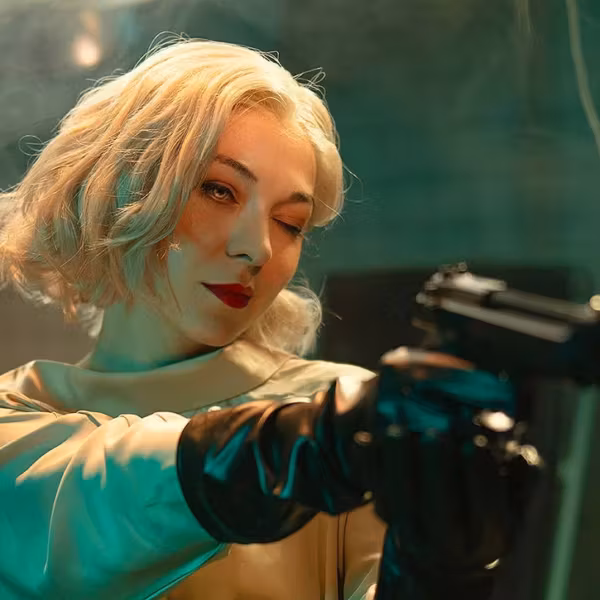 Косплей Грейс Эшкрофт из Resident Evil Requiem Dear Iris в костюмах нуар и Dimitrescu с пистолетом