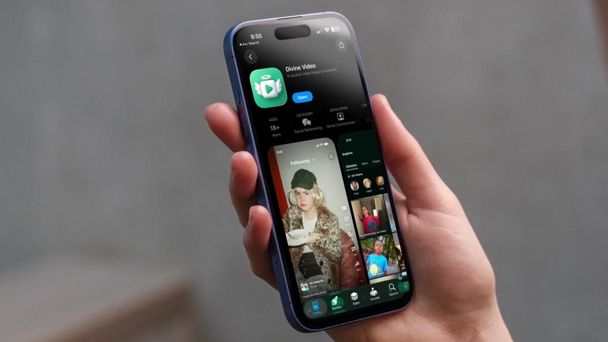 Айфон с отображением приложения App Store Divine Video