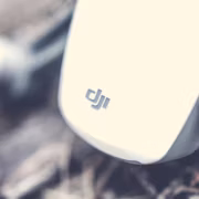 белый дрон DJI серии Lito с логотипом DJI