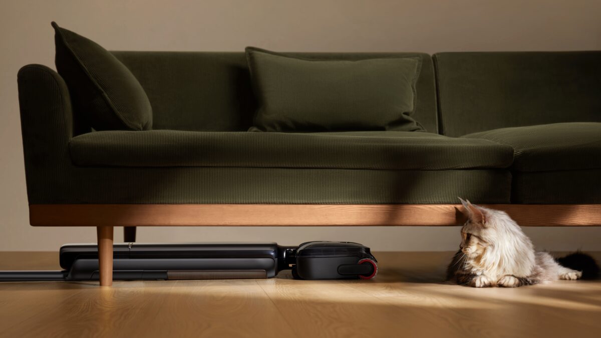 Кот лежит под диваном Dreame G12S Pro пылесос