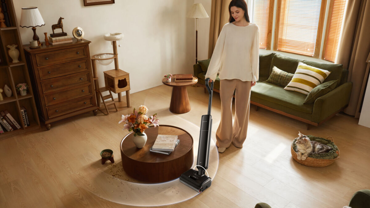 Девушка моет пол пылесос Dreame G12S Pro