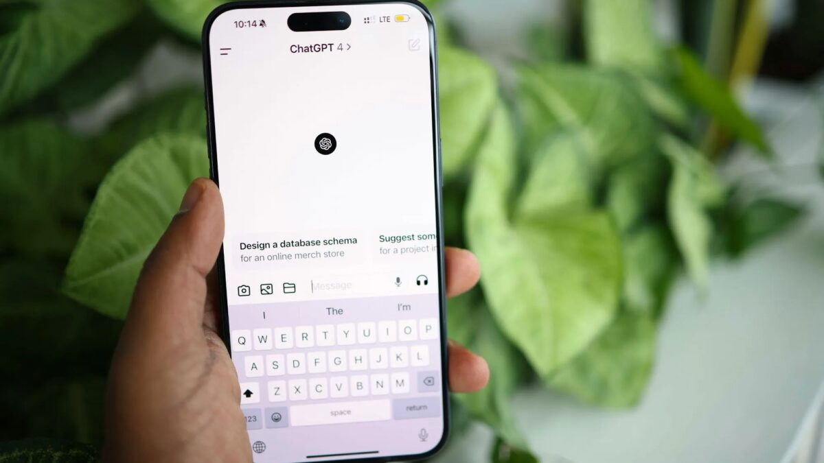 Мобильный телефон с приложением ChatGPT на экране