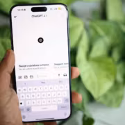 Мобильный телефон с приложением ChatGPT на экране