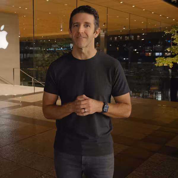 Мужчина в чёрной футболке у магазина Apple на улице