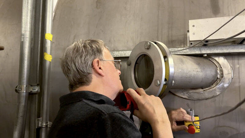 Исследователь работает с МПД-двигателем для Марса