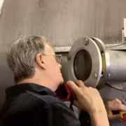 Исследователь работает с МПД-двигателем для Марса